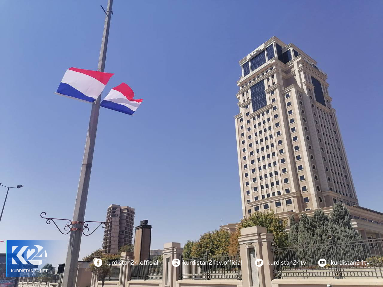 Twin France flags are hanged by a street light pole in the Kurdistan Region's Erbil, August 27, 2021. (Photo: Hoshman Sadiq/Kurdistan 24)